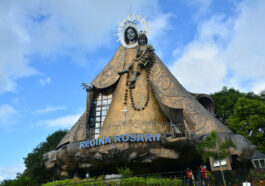 Regina Rica Rosarii statue facade photo via Depositphotos