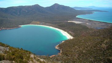 Freycinet Wineglass Bay And Promise Bay by Bjorn Christian Torrissen via Wikimedia cc