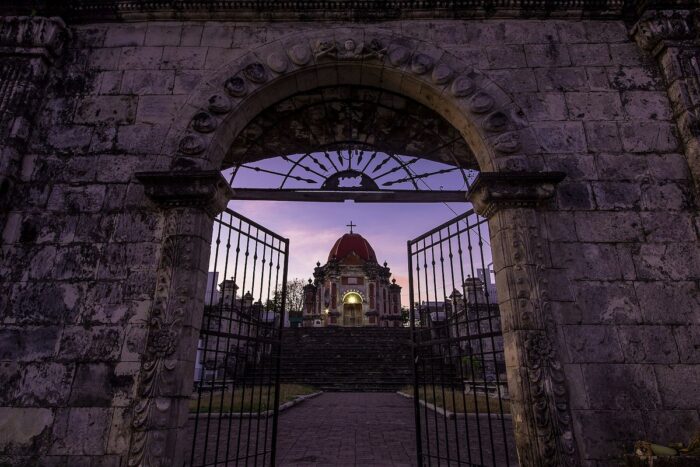 Campo Santo of San Joaquin by EdseastresD600 via Wikimedia cc