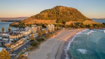 Mount Maunganui at sunrise, aerial view by Skyviewphotography via Wikipedia cc