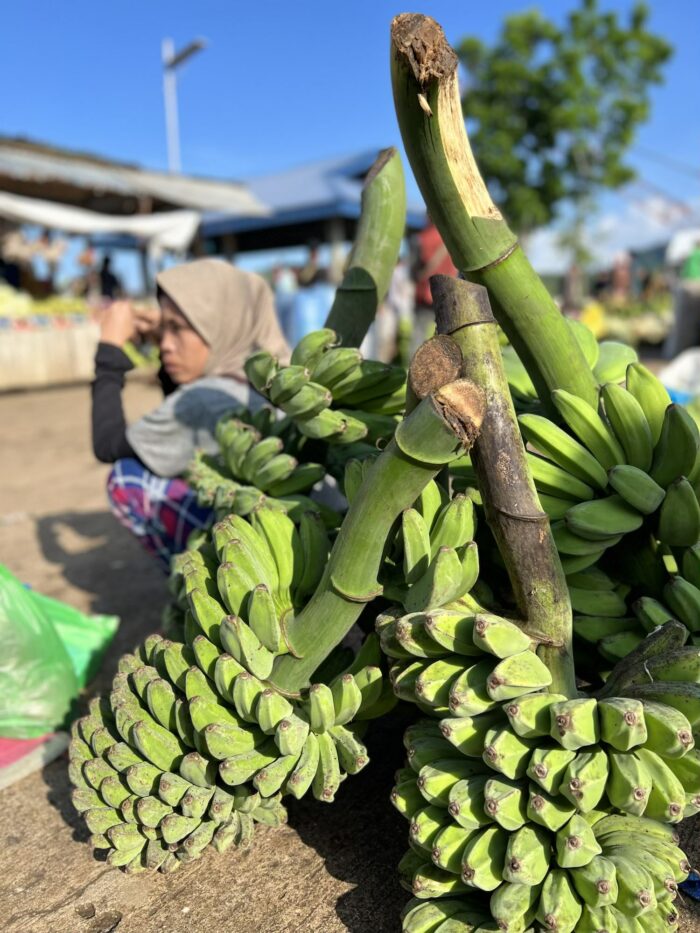 Bananas traded with fish