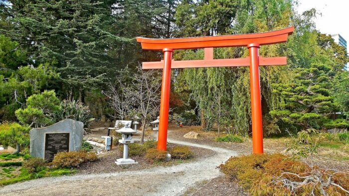 Frank H. Ogawa Memorial Torii at the Gardens of Lake Merritt, Oakland, CA by Niranjan Arminius via Wikimedia cc