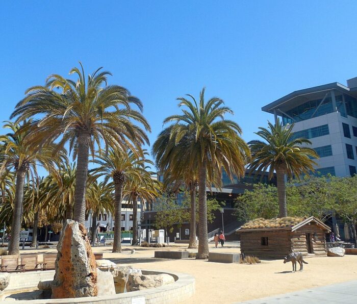 Jack London Square in Oakland, California by Niranjan Arminius via Wikimedia cc