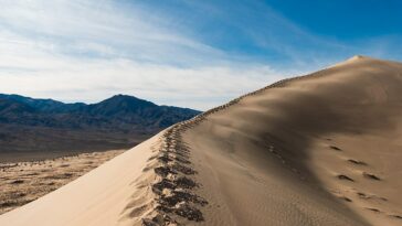 Kelso Dunes in the Mojave Preserve photo via Wikimedia cc