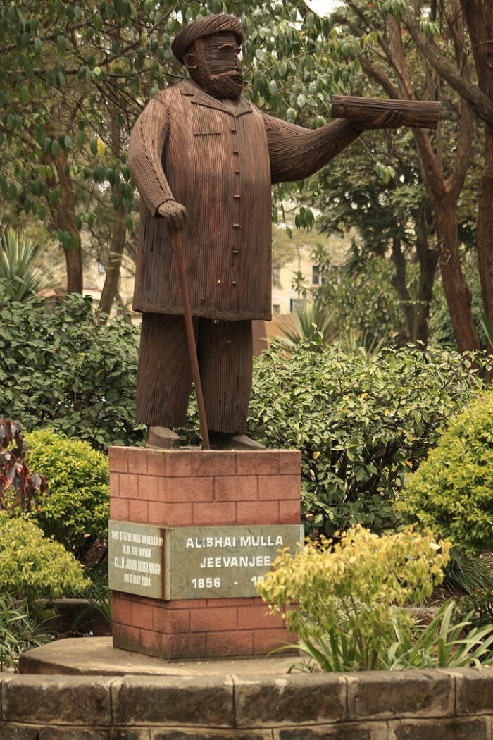 Monument at Jeevanjee Gardens by MowtoMowto via Wikimedia cc
