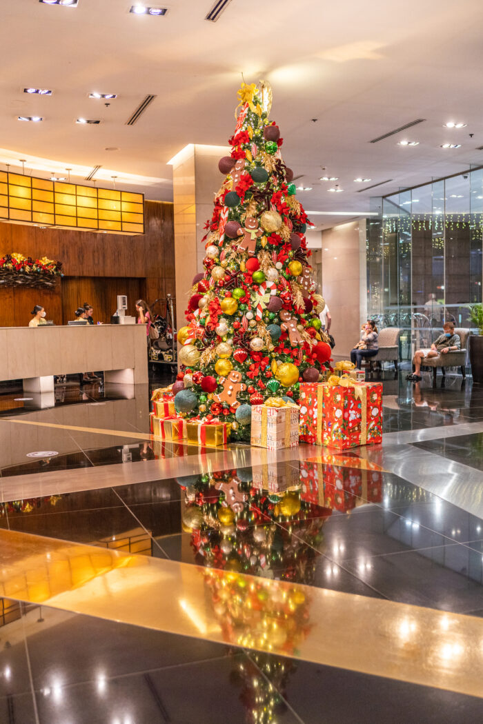 Must-have: A photo with your loved ones by the Christmas tree