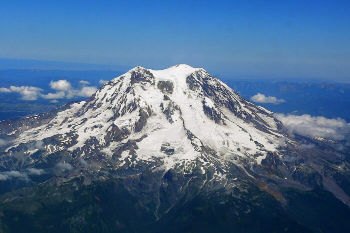 The western slope of Mount Rainier in 2005 by Stan Shebs via Wikimedia cc