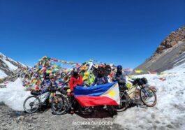 Larry, Clark, Sherwin and Kekel raising the Philippine flag at Thorung La Pass 5416mas