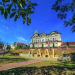 Taal Basilica - St. Martin de Tours Basilica by Allan Castaneda via Wikimedia cc