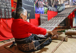 Sibulan Dulay demonstrated the weaving process.