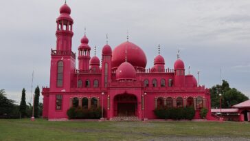 Masjid Dimaukom Pink Mosque, Salbu-Pagatin Road, Datu Saudi Ampatuan, Maguindanao Del Norte by Patrickroque01 via Wikimedia cc
