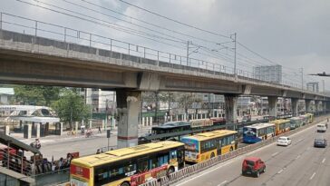 Monumento bus stop, the northern terminus of the EDSA Carousel by Ralff Nestor Nacor via Wikimedia cc