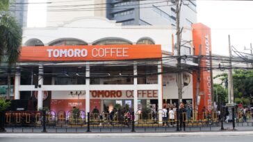 Long queue at TOMORO COFFEE - FEU Morayta composed of students, professors, workers..jpg