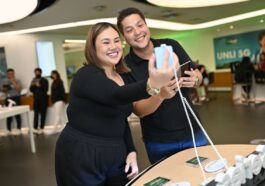 RADIO and online celebrities Gino Quillamor and Tin Gamboa test out the latest AI features of the new Samsung Galaxy Z Fold6 and Z Flip6 and the Smart Postpaid Series event at the Smart Store, SM Megamall.