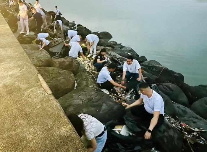 Step by step, bag by bag—SM employees move with purpose along the SM By the Bay, turning their mornings into a meaningful mission for the environment.