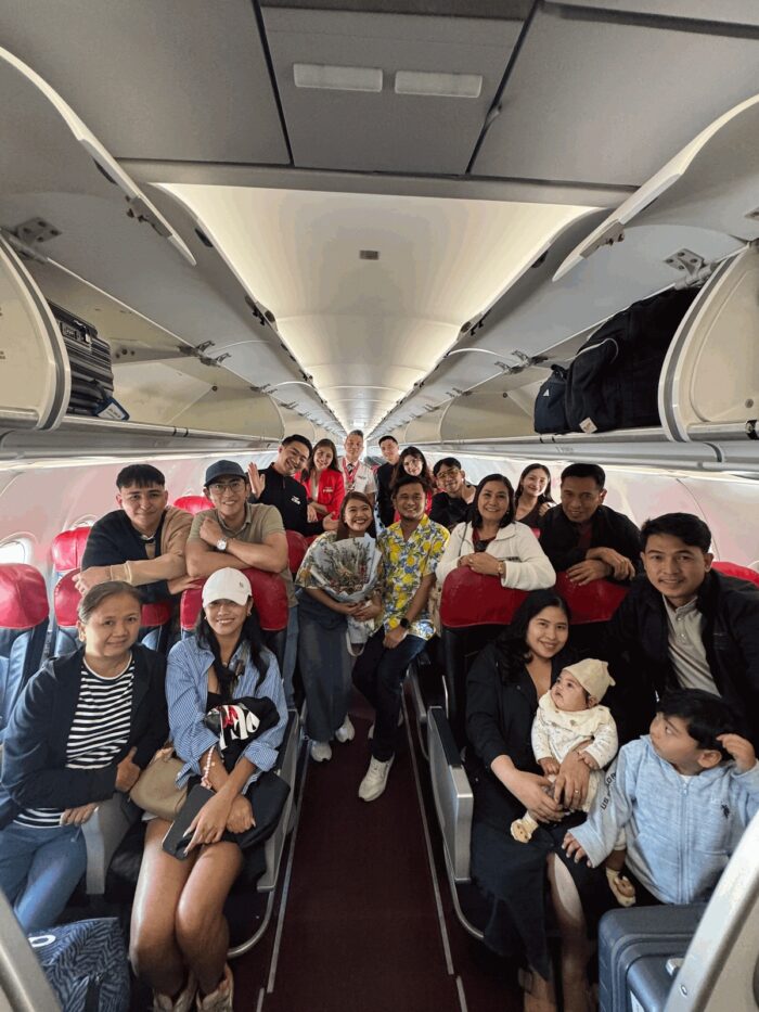 A man proposes to his girlfriend during their AirAsia flight to Bohol.
