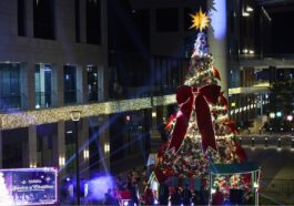 The 35-foot Christmas tree lights up the Parqal, marking the start of Aseana City’s magical holiday season.