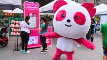 PauPau and the foodpanda vending machine were also spotted at the Ayala Avenue car-free Sunday