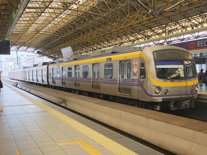 LRT-2 train at Recto station by LMP 2001 via Wikimedia Commons