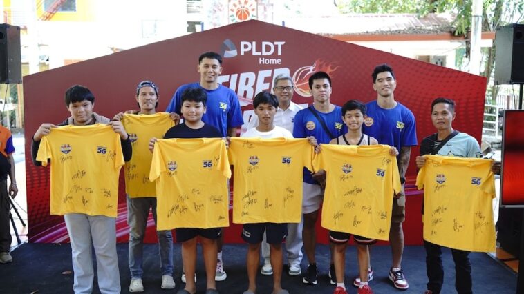 For love of the game, PLDT Home and TNT Tropang 5G bring fans closer to the action. Basketball legend Jojo Lastimosa and stars Poy Erram, Rey Nambatac, and Glenn Khobuntin unite on stage with the lucky winners of their hand-signed TNT jerseys.