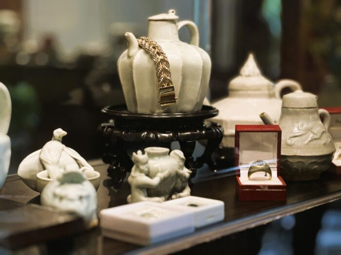 Among the highlights are porcelain pieces discovered in the Philippines, alongside artworks personally selected by owner Benjamin C. Yap