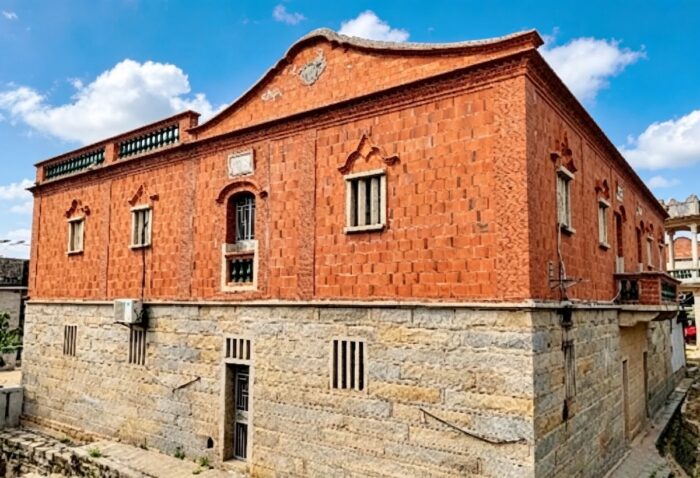 Located at No. 37 Sanxing Road in Longhu Town, the two-story residence occupies approximately 450 square meters. Built of brick, timber and stone, it follows the traditional Minnan Fan Zai Lou style, a form of Western-influenced architecture associated with overseas Chinese families.