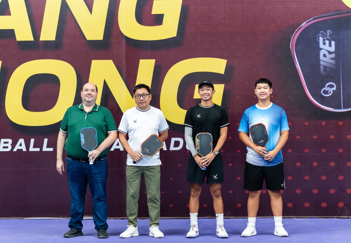 Negros Oriental provincial governor Manuel Sagarbaria, Philsouth president and general manager Louie Tijing, and Vietnamese pickleball sensations Quang Duong and Bao Duong.