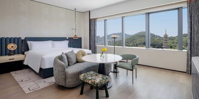 Discover the perfect balance of business and comfort in the King Grand Room at voco Xiamen City.