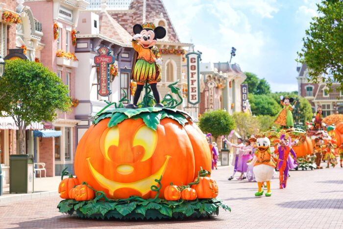 Hong Kong Disneyland Mickey's Halloween Time Street Party