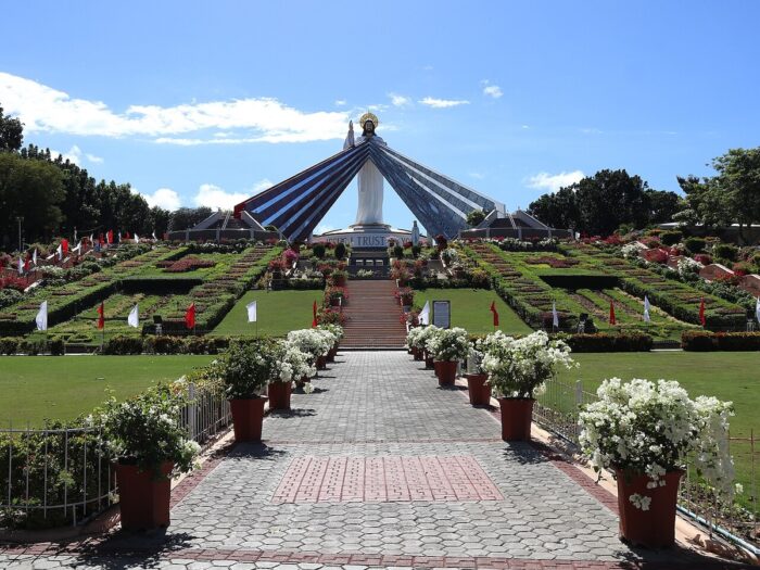 Statue of the Divine Mercy in El Salvador City by Patrickroque01 via wikimedia commons
