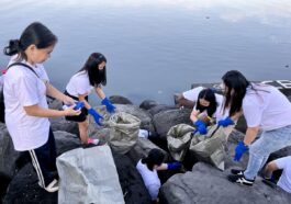 2GO employee-volunteers participating in the annual International Coastal Cleanup in Manila
