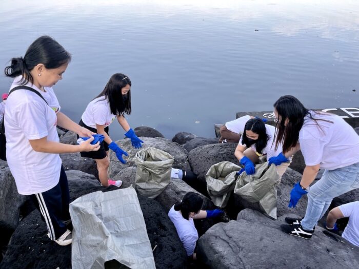 2GO employee-volunteers participating in the annual International Coastal Cleanup in Manila